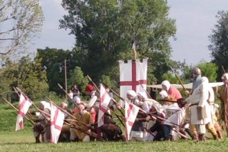 Gli Arcieri del Martello schierati a difesa del Carroccio.
